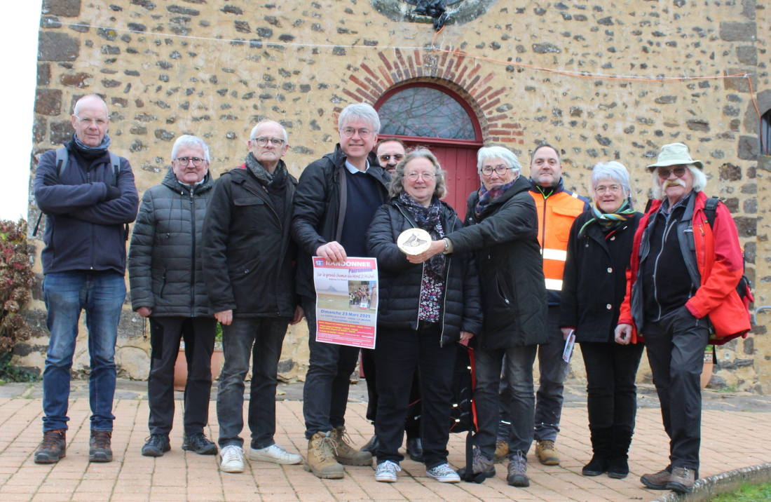 A La Chapelle St Fray avec Sonia MOINET, Maire, et Christine LEMAITRE Présidente de Compostelle 72